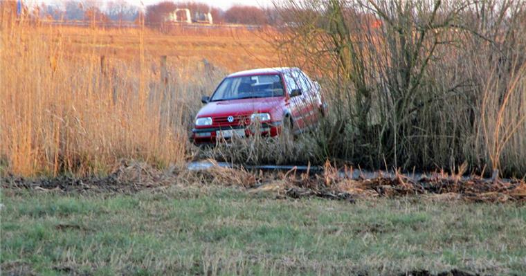 Endstation Matsch: Senior (82) fährt mit VW über Weiden und Wiesen Nichts geht mehr in den Wiesen.