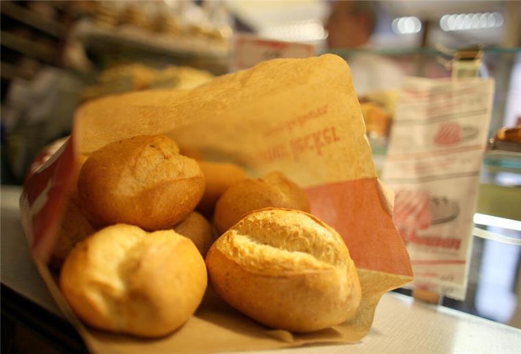 Wo ihr über Ostern bei welchem Bäcker frische Brötchen bekommt Brötchen in Papiertüte auf einem Tisch