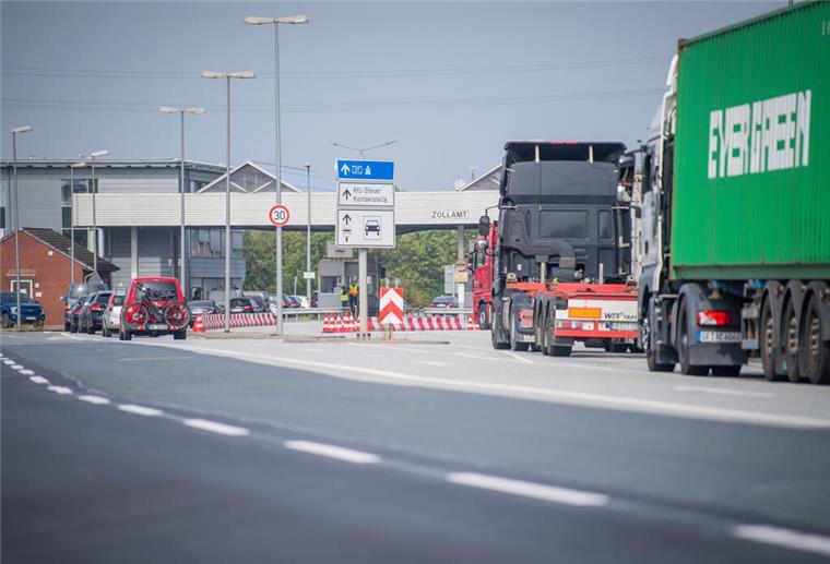 Wichtige Hafenzufahrt in Bremerhaven bleibt bis Donnerstag gesperrt Zolltor Weddewarden