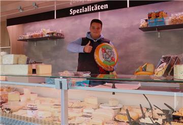 Nick oude Nijhuis verkauft auf dem Zevener Wochenmarkt Käse aus aller Welt.