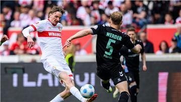 Nick Woltemade vom VfB im Duell mit Bremens Amos Pieper. Die Partie war für den Angreifer vorzeitig zu Ende.