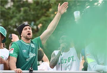Niclas Füllkrug (l.) und der SV Werder Bremen feiern die Rückkehr in die Fußball-Bundesliga.