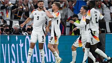 Die deutschen Nationalspieler freuen sich über ein Tor.