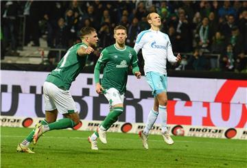 Fußball: 2. Bundesliga, Werder Bremen - FC Schalke 04, 14. Spieltag, wohninvest Weserstadion. Werders Niclas Füllkrug (M) jubelt nach seinem verwandelten Foulelfmeter mit Mitchell Weiser über sein Tor zum 1:1.