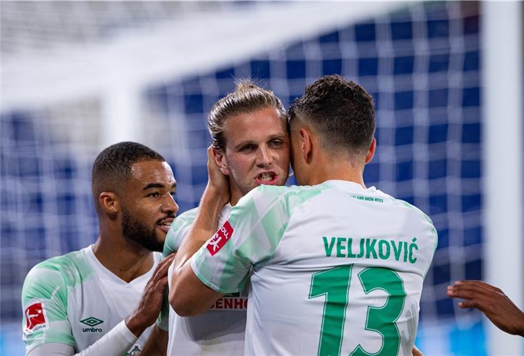 Niclas Füllkrug (Mitte), bejubelt mit Milos Veljkovic (rechts) und Jean-Manuel Mbom sein Tor zum 2:0.