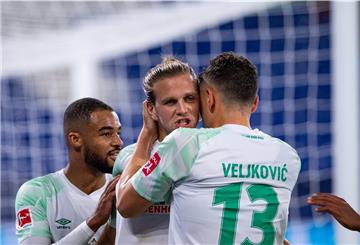 Niclas Füllkrug (Mitte), bejubelt mit Milos Veljkovic (rechts) und Jean-Manuel Mbom sein Tor zum 2:0.