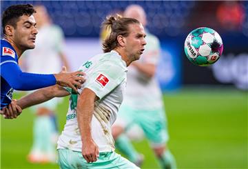 Fußball und Mann in weißem Trikot.
