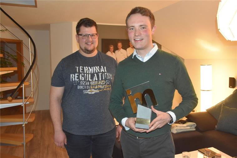 Nico Busch aus Lengenbostel ist "Student des Jahres" Nico Busch (rechts) freut sich, den Immobilienmanager-Award in der Kategorie „Student des Jahres“ gewonnen zu haben. Hagen Papst, ein guter Freund, gönnt ihm die Auszeichnung von Herzen.