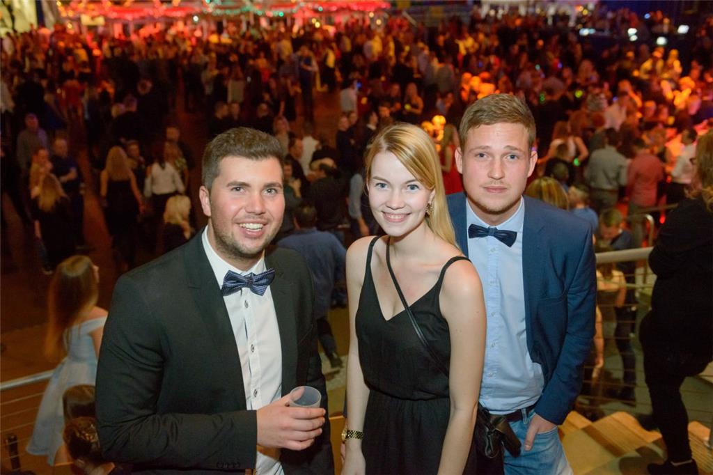 Nico Graße, Anna-Lena Leineweber und Pascal Kasan (von links) stürzen sich in de...