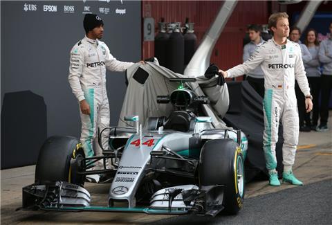 Nico Rosberg (rechts) und Lewis Hamilton präsentieren in Barcelona den neuen Formel-1-Mercedes.  