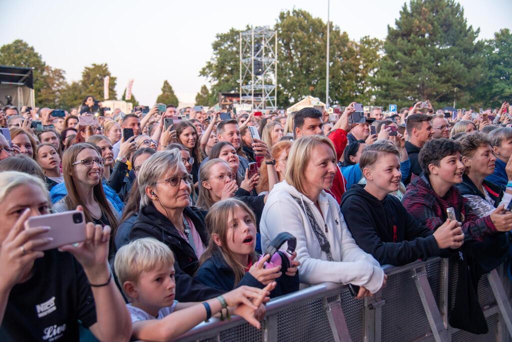 Nico Santos liefert auf dem Wilhelm -Kaisen-Platz vor 2700 Zuschauern einen heiß...