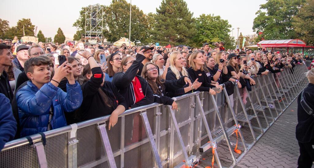 Nico Santos liefert auf dem Wilhelm -Kaisen-Platz vor 2700 Zuschauern einen heiß...