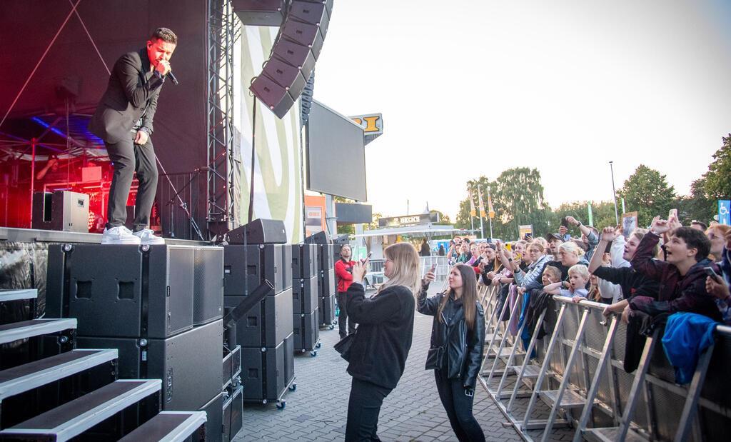 Nico Santos liefert auf dem Wilhelm -Kaisen-Platz vor 2700 Zuschauern einen heiß...