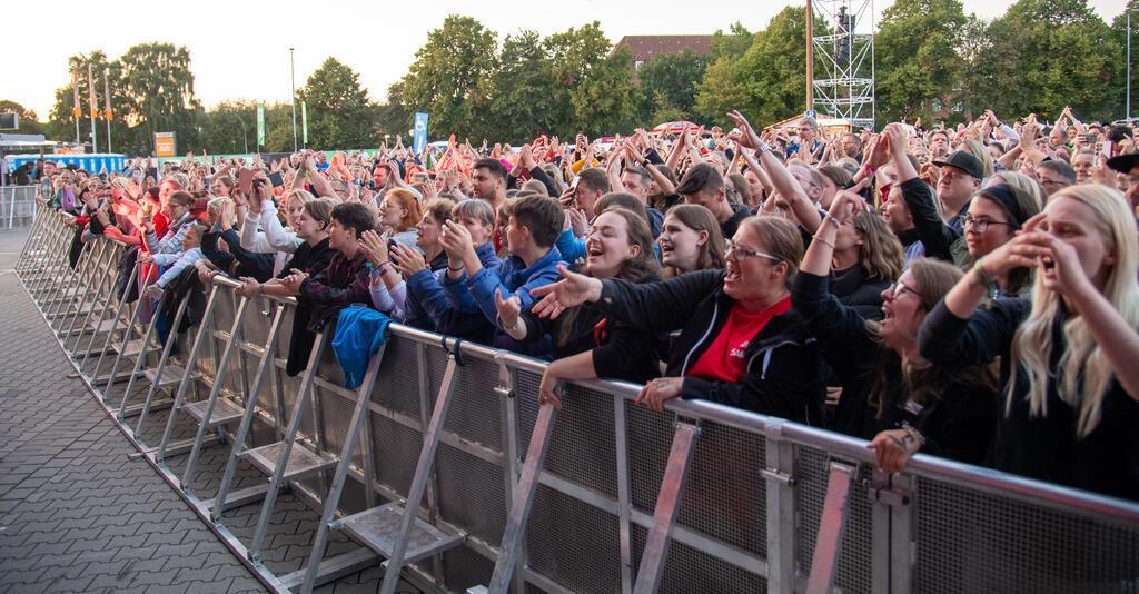 Nico Santos liefert auf dem Wilhelm -Kaisen-Platz vor 2700 Zuschauern einen heiß...