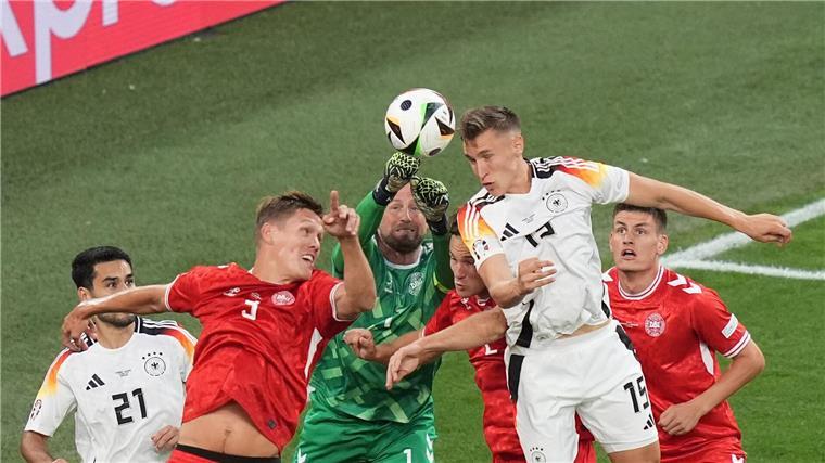 Nico Schlotterbeck (2.v.r.) köpfte in der Anfangsphase ein Tor.