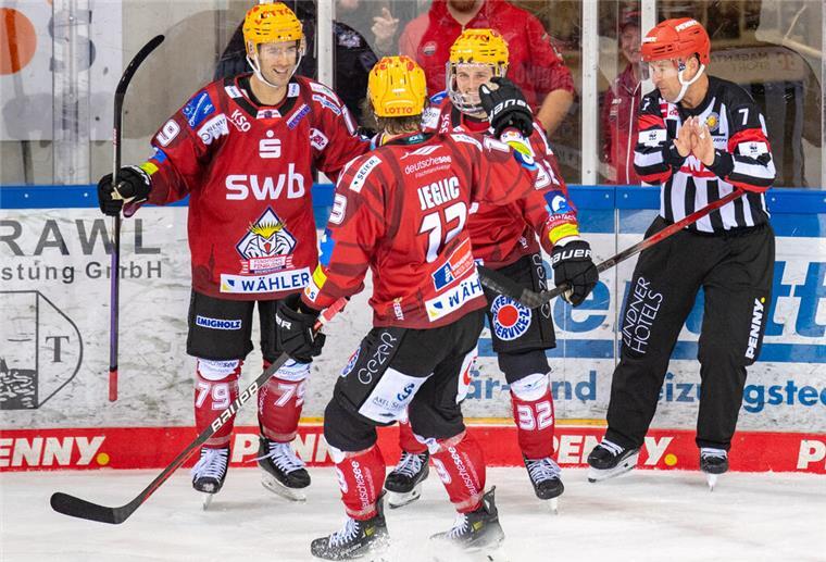 Ein völlig verdientes 4:2 gegen Düsseldorf: Die Pinguins marschieren weiter nach vorne Nicolas Appendino (rechts) holt sich nach seinem Treffer zum 3:1 die Glückwünsche von Colt Conrad (rechts) und Ziga Jeglic ab.