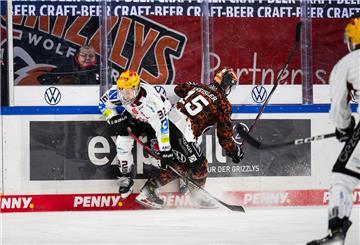 Nicolas Appendino von den Fischtown Pinguins (links) und Robert Kneisler von den Grizzlys Wolfsburg im Zweikampf des spannenden Nordderbys der Deutschen Eishockey-Liga.