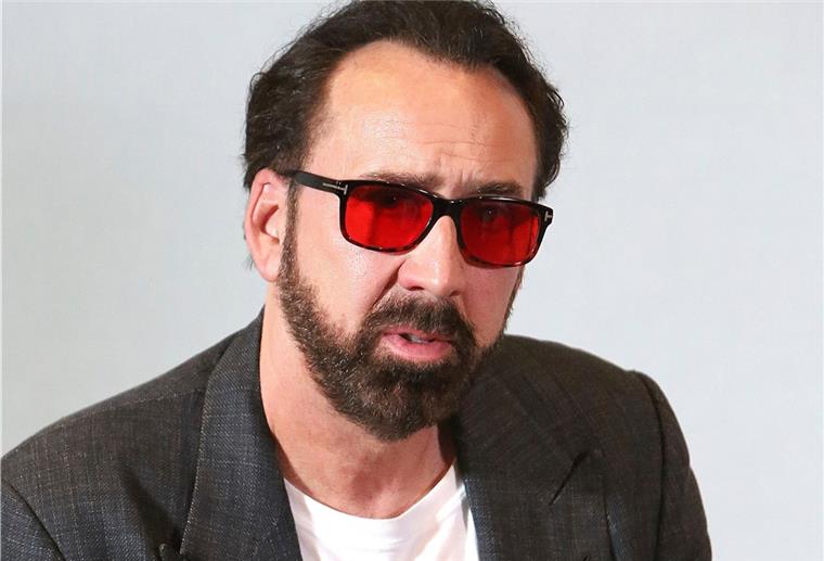 Nicolas Cage, Schauspieler aus den USA, hat seine Freundin geheiratet. Für ihn ist es die fünfte Ehe.
