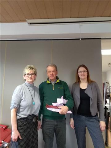 Nicole Krenzel (rechts), Vorsitzende des DRK-Ortsvereins Tarmstedt und Inge Finke vom  Roten Kreuz in Kirchtimke bedanken sich bei Hans-Hermann Cordes, der 100 Mal Blut gespendet hat.  