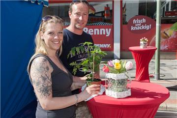 Nicole Siems und Alexander Klink haben sich Tomaten fürs eigene Gewächshaus geho...