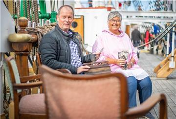 Nicole und Hartmut Lüdemann stifteten Stühle, Silberbecher und historische Fotos aus ihrem Erbe dem Schulschiff-Verein. Foto: Hartmann