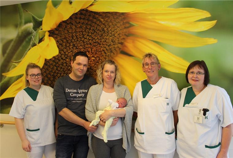 Nicole und Ronny Lojewski aus Geestland freuen sich über ihr Schaltjahrbaby Mika. Foto Recht