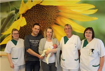 Nicole und Ronny Lojewski aus Geestland freuen sich über ihr Schaltjahrbaby Mika. Foto Recht