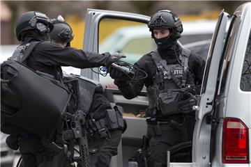 Niederländische Polizisten einer Spezial-Einheit bereiten sich auf einen Einsatz vor.