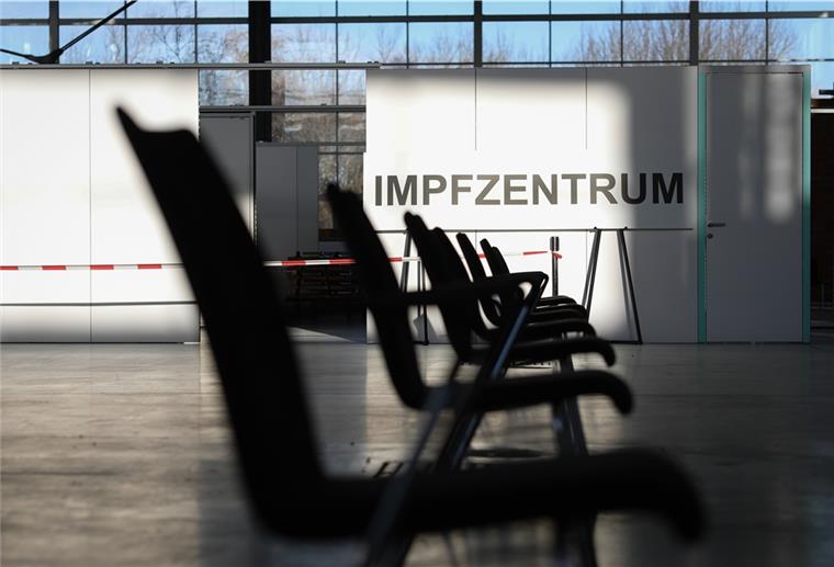 Schleswig-Holstein, Husum: Stühle stehen in der ersten von drei Impflinien bei einem Besichtigungsrundgang in den Messehallen