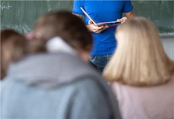 Ein Lehrer unterrichtet in einem Klassenzimmer
