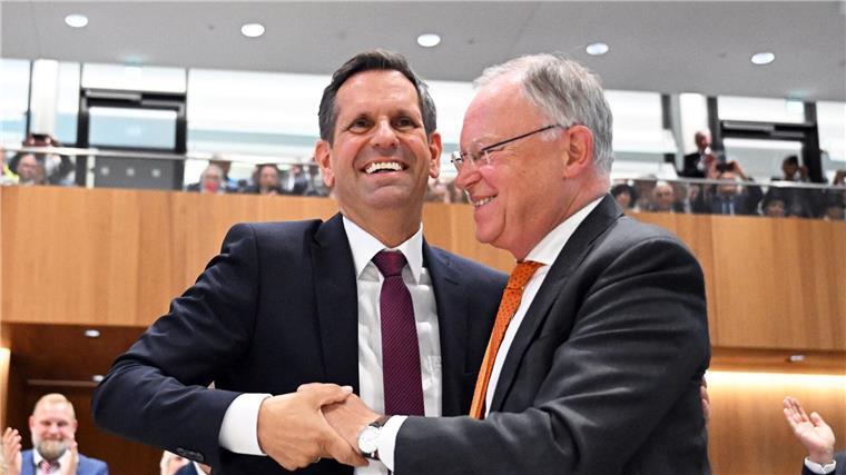 Lies lobt Weils Rolle in Schuldenbremse-Kommission Niedersachsen bleibt dran: Weil (r) bringt sich auch nach seinem Abschied als Regierungschef weiter ein – mit Rückendeckung von Lies. (Archivbild)