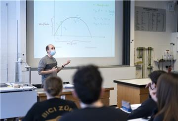 Ein Lehrer trägt im Physikunterricht einen Mund-Nasen-Schutz. 