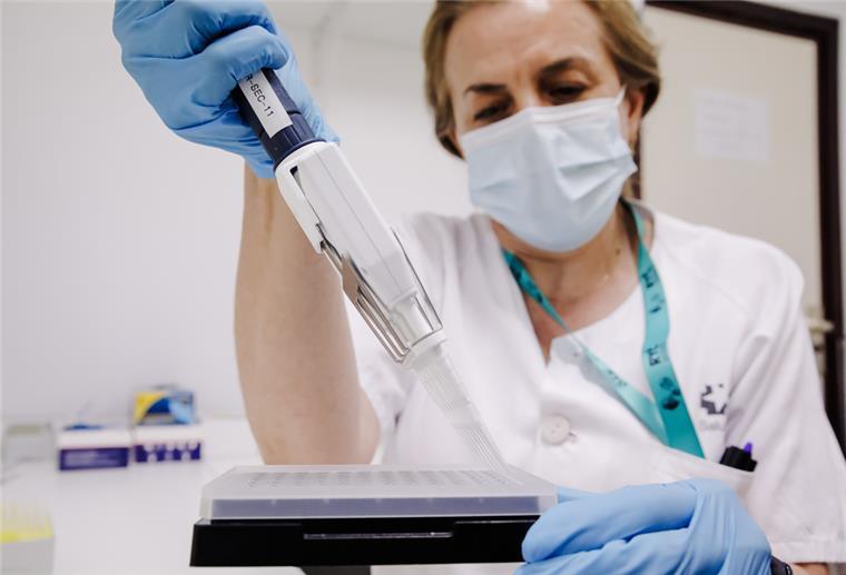 Impfungen gegen Affenpocken in Niedersachsen gestartet Eine Krankenschwester bereitet im Krankenhaus Ramon y Cajal in Madrid einen PCR-Test zur Erkennung des Affenpockenvirus vor.