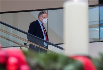 Niedersachsen Ministerpräsident Stephan Weil (SPD) sieht noch keine Veranlassung für einen harten Lockdown nach Weihnachten.