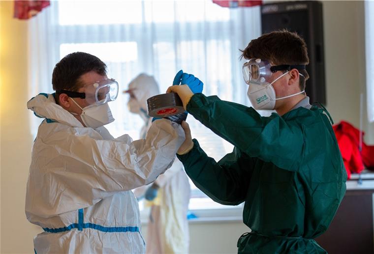 Sachsen, Rathmannsdorf: Zum Schutz vor dem Virus werden der Schutzanzug mit Klebeband luftdicht verschlossen. Die Bewohner der Gemeinde Rathmannsdorf im Landkreis Sächsische Schweiz-Osterzgebirge werden auf das SARS-CoV-2-Virus (Coronavirus) getestet. 