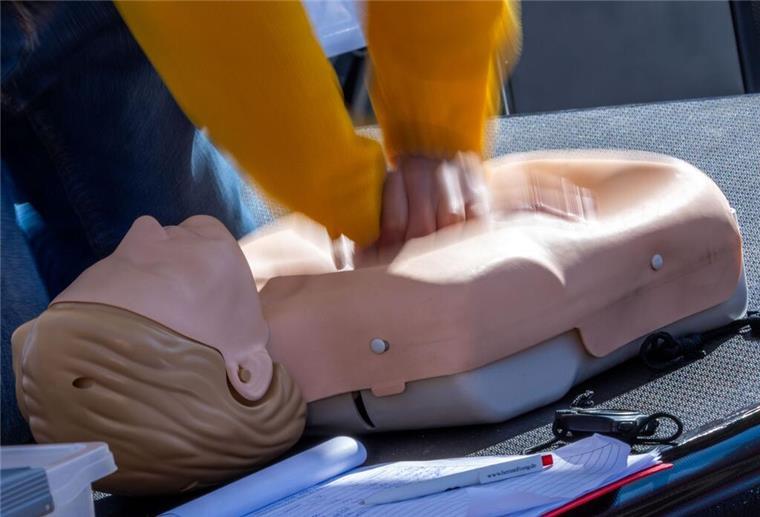Ein Passant beteiligt sich am Weltrekordversuch "Längste Reanimation der Welt“ (Aufnahme mit langer Belichtungszeit). (zu dpa: «Wiederbelebung soll Teil des Schulunterrichts werden»)