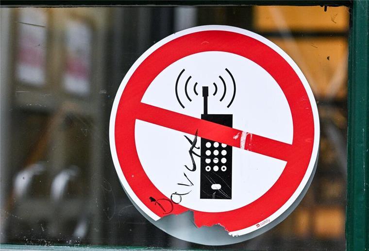 Pauschales Handyverbot an Niedersachsens Schulen? Regierungschef hat klare Meinung Ein Schild mit einem durchgestrichenen Handy-Symbol weist in einer Schule auf das Handyverbot hin.