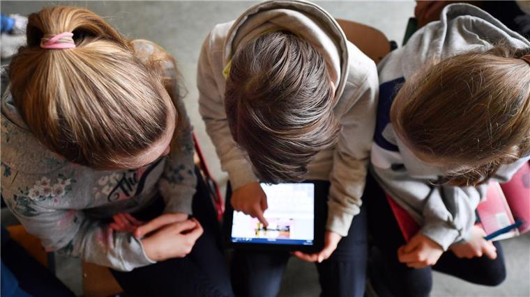 Niedersachsen will mit einem neuen Konzept Medienkompetenz stärken (Archivfoto)