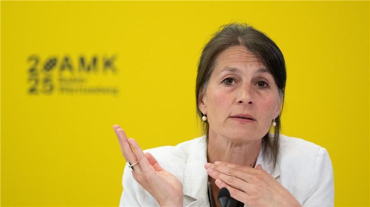 Ministerium: „Weit weg“ von landesweiter Stallpflicht Niedersachsens Agrarministerin Staudte hat Verständnis für Landkreise, die die Stallpflicht verhängen. (Archivbild)