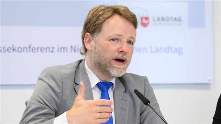 Finanzminister: Sorge wegen geplanter Steuerkürzungen Niedersachsens Finanzminister Gerald Heere (Grüne) erwartet große Diskussionen zwsichen Ländern und dem Bund. (Archivbild)