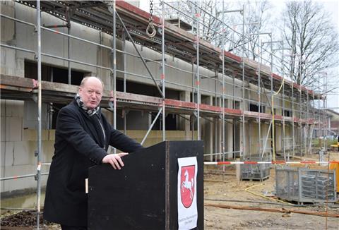 Niedersachsens Finanzminister Reinhold Hilbers (CDU) auf der Baustelle beim Richtfest für die Truppenküche in der Kaserne Seedorf.