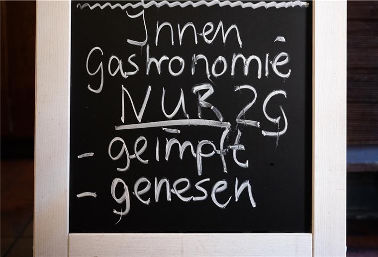 Eine Tafel mit der Aufschrift «Innengastronomie - Nur 2G - geimpft - genesen».