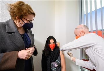 Niedersachsens Gesundheitsministerin Daniela Behrens (l.) hofft auf einen Impfschub durch den neuen Impfstoff Novavax.