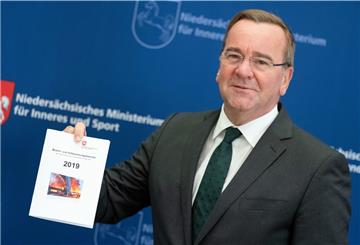 Niedersachsens Innenminister Boris Pistorius (SPD) stellt den Feuerwehrbericht 2020 vor. Erfreulich: Immer mehr Kinder und Jugendliche engagieren sich bei der Feuerwehr.