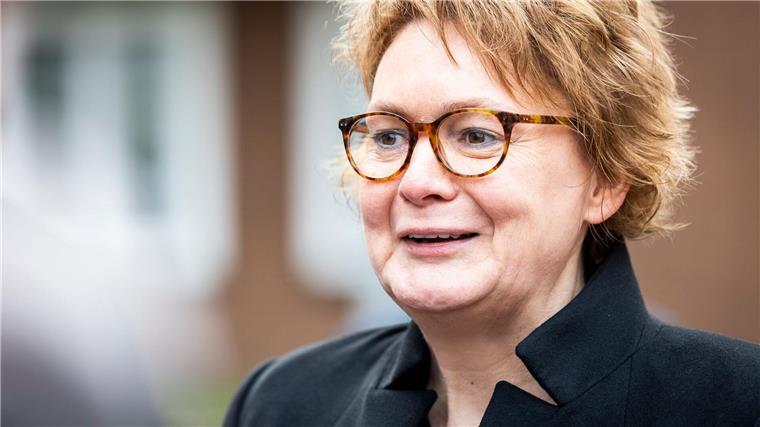 Innenministerin Behrens und ein Erfolg im Kampf gegen Geldautomaten-Sprengungen Niedersachsens Innenminister Daniela Behrens (SPD) hat ein kleines Laster: Sie trinkt hin und wieder ein Gläschen Wein.
