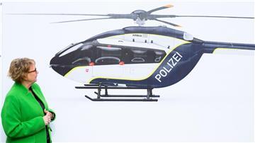 Niedersachsens Innenministerin Daniela Behrens präsentiert das Design des neuen Polizeihubschraubers, der 2026 kommen soll.