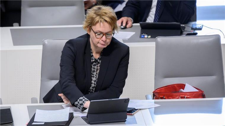 Niedersachsens Innenministerin Daniela Behrens sitzt im Landtag.