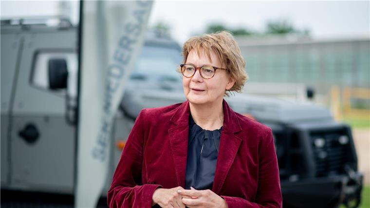 Niedersachsens Innenministerin Daniela Behrens (SPD) würdigt die Bedeutung der Spezialeinsatzkräfte.
