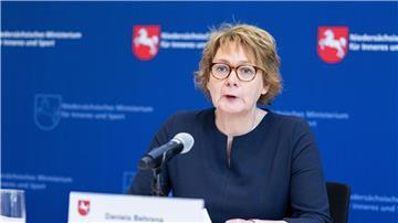 Niedersachsens Innenministerin Daniela Behrens spricht bei einer Pressekonferenz.
