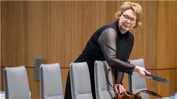 Niedersachsens Innenministerin Daniela Behrens steht im niedersächsischen Landtag.
